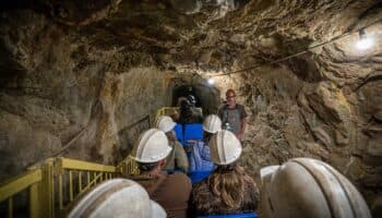 Muere una persona tras falla de elevador en mina turística de EU; rescatan a 12 atrapados