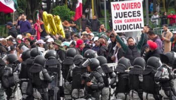 Encapsulan protesta contra reforma judicial en inmediaciones de San Lázaro