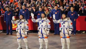 Llegan tres astronautas chinos a la estación espacial Tiangong | Video