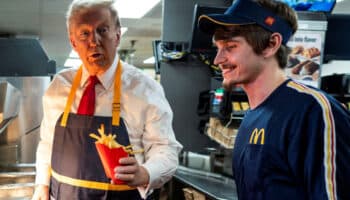 Trump se mete a trabajar en McDonald's y da conferencia desde la ventanilla
