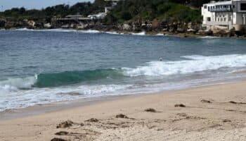 Cierran dos playas de Sídney al aparecer misteriosas bolas negras