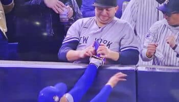 Prohíben ingreso a Yankee Stadium a aficionados que agarraron el guante y brazo de Mookie Betts | Video