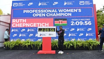Firma Ruth Chepngetich un nuevo récord mundial en el Maratón de Chicago | Video