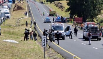 Video | Vuelca camión de la Guardia Nacional en autopista de Michoacán; 3 muertos