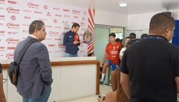 Video | Jugadores de Chivas lanzan explosivo a medios en la sala de prensa