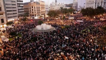 Miles de personas protestan por gestión de inundaciones en España