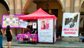 Caso Sandra Domínguez: Familiares de la activista ayuuk desaparecida instalan plantón en palacio de gobierno