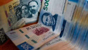 Peso mexicano retrocede y Bolsa cae ante escalada tensiones Rusia y Ucrania