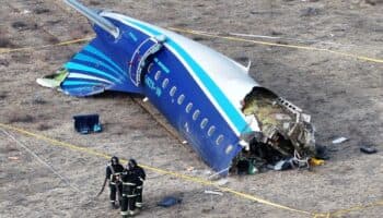 Avión de AZAL fue alcanzado por un misil ruso, afirman fuentes del Gobierno azerbaiyano