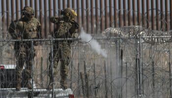 Militares de EU disparan gas pimienta a migrantes en Río Bravo