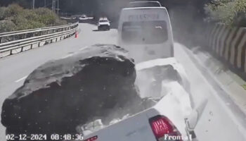 Roca gigante cae sobre una camioneta y deja tres muertos