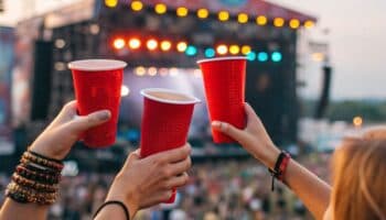Tomorrowland recibe multa por usar vasos desechables
