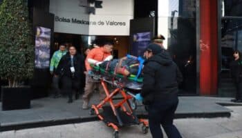 Cae del techo de la Bolsa de Valores un trabajador de limpieza y sufre lesiones graves