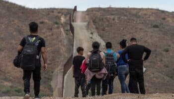 ¿Por qué es falso que estar indocumentado sea un 'crimen', como dice la Casa Blanca?