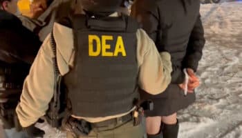 DEA catea antro improvisado y detiene a 50 indocumentados