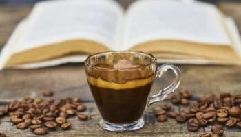 El consumo de café podría reducir el riesgo de padecer Alzheimer y Parkinson: estudio