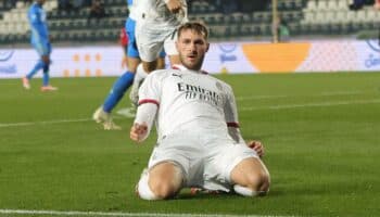 Santiago Giménez anota su primer gol con el Milan