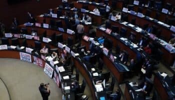 Senado avala leyes de reforma que benefician a CFE y Pemex