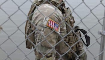 EU planea hacer centros de detención de migrantes en diez bases militares: NPR