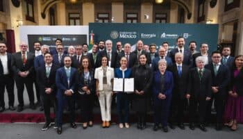 Sheinbaum y empresarios firman acuerdo para fijar precio máximo de gasolina Magna