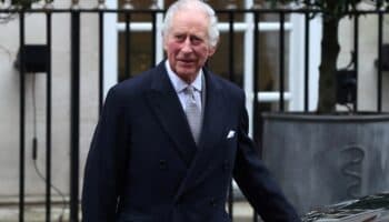 Hospitalizan al rey Carlos tras efectos secundarios de tratamiento contra el cáncer