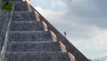 Videos | Extranjero sube al Castillo de Chichén Itzá durante fenómeno de Kukulcán y es golpeado