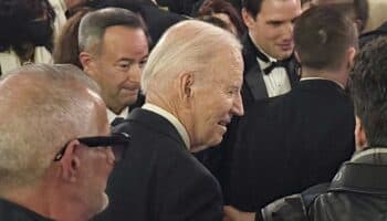 Biden reaparece entre aplausos en una obra de teatro de Nueva York