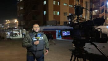 Muere periodista palestino y su familia tras bombardeo israelí en Gaza | Video