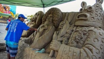 Artistas internacionales elaboran esculturas gigantes de arena en Acapulco