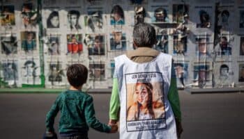 Día Nacional de las Familias Buscadoras | Colectivos pegan fichas de desaparecidos en CDMX