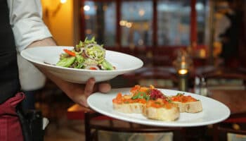 ¿Un restaurante no respetó tu reservación? Profeco informa sobre tus derechos