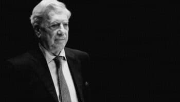 Video. Mario Vargas Llosa | Le rinden emotivo homenaje en el Santiago Bernabéu
