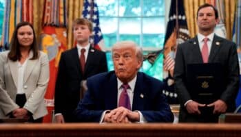 Trump ordena aumentar hasta a 20 mil el número de agentes migratorios para deportar extranjeros