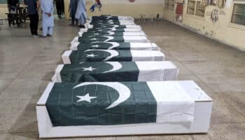 Pakistán autoriza responder a bombardeos de India; reporta 26 civiles muertos y 46 heridos