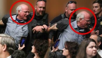 Video | Arrestan a cofundador de Ben & Jerry's por protestar contra genocidio en Gaza; ‘el Congreso paga las bombas que matan a niños’