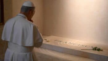 Video | León XIV visita la tumba de Francisco