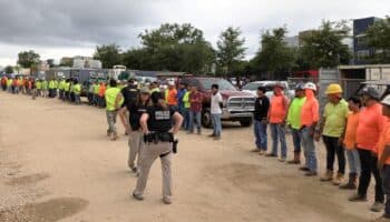 Videos | En 'megaredada', arrestan a más de 100 migrantes en una construcción en Florida