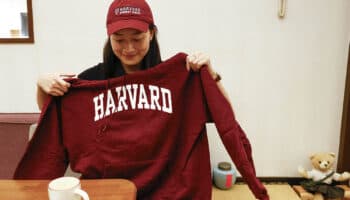 Harvard considera ilegal la suspensión de visas a estudiantes extranjeros ordenada por Trump