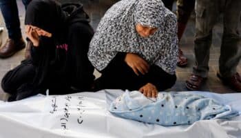 Israel mata al menos a 63 palestinos en Gaza, 7 esperaban comida