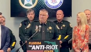 Sheriff amenaza a manifestantes violentos: ‘te mataremos’