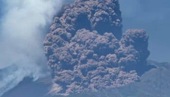 Una violenta erupción en el Etna provoca una columna de humo de más de 5,000 metros de altura