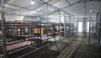 Autoridades de México visitan a mexicanos detenidos en 'Alligator Alcatraz', en Florida