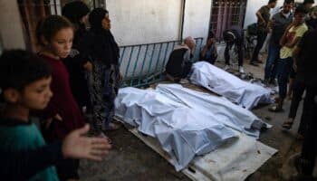 Bombas israelíes caen en la entrada de un hospital en Gaza y matan a 9 personas