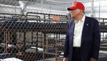 ¿Cómo se financió la prisión para migrantes rodeada de caimanes de Trump?: Eunice Rendón | Video