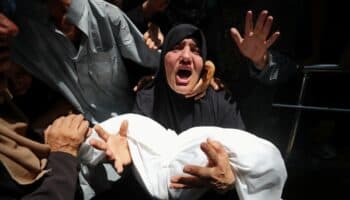 Cadáveres desbordan el Hospital Shifa tras otra masacre de Israel contra civiles que esperaban comida en Gaza
