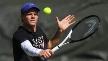 Wimbledon 2025: Entrena Jannik Sinner con protección en el codo | Video