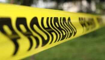 Mujer y una niña halladas muertas en un vehículo en una carretera cerca de Bogotá