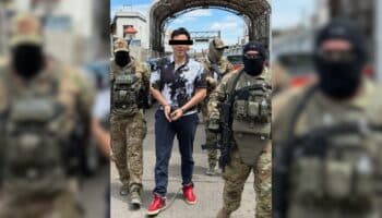 Embajador de EU difunde foto de Julio César Chávez Jr. esposado de pies y manos