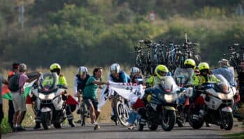 Así interrumpieron activistas pro Palestina la crono del Israel Premier Tech | Video