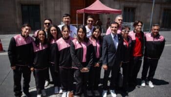 Sheinbaum recibe en Palacio Nacional a clavadistas mexicanos